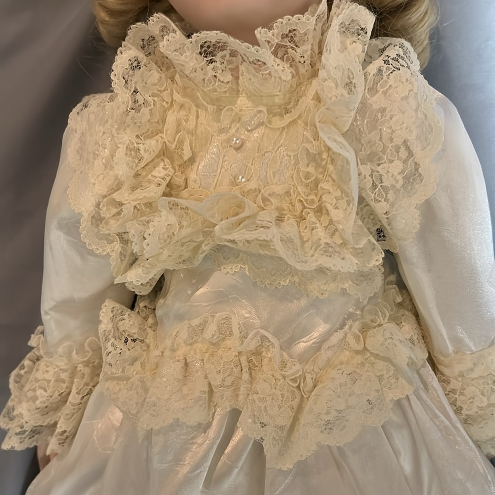 Beautiful Doll - Picture 3 of 10